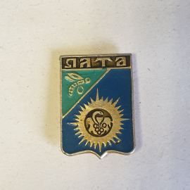 Значок СССР, Флаг с солнцем, пчела и надпись РАТА. Коллекционный предмет, советский и винтажный.. Картинка 1